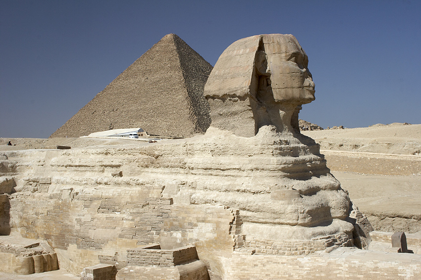 (075) Gro�e Sphinx von Gizeh, im Hintergrund die Pyramide des Cheops